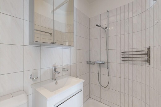 bad mit spiegel, schminktisch, komplettes badezimmer, dusche, und inside property