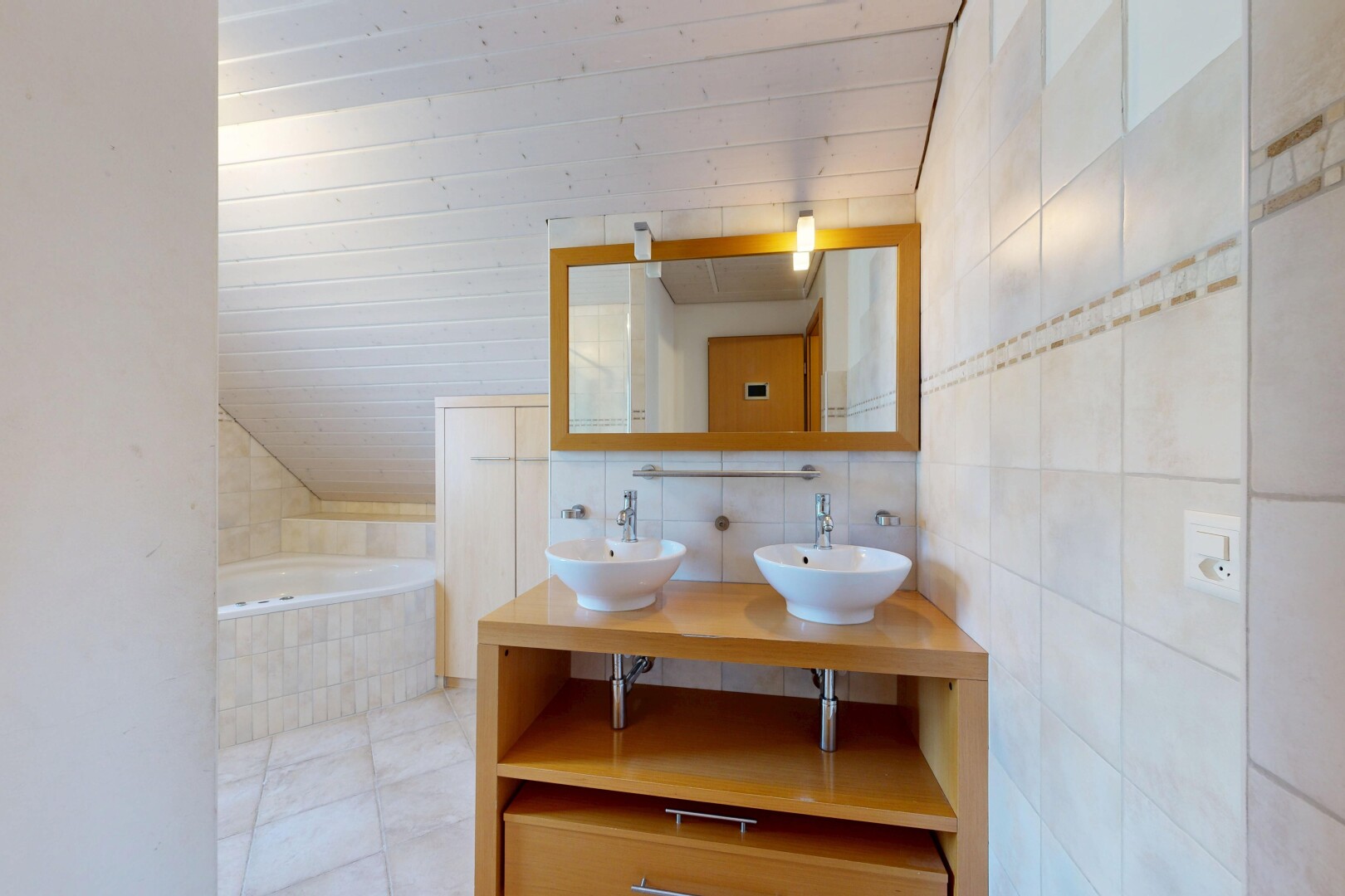 salle de bains avec double vasque, salle de bain complète, évier, bain, et tile wall