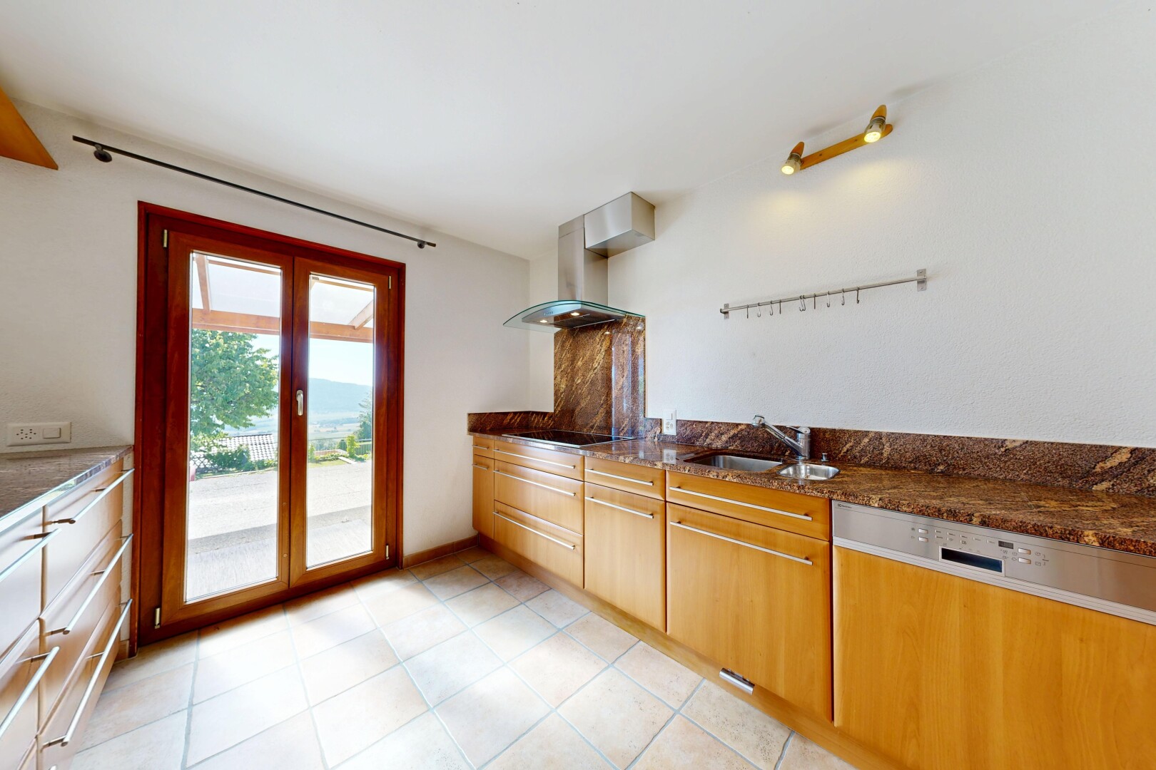 cuisine avec light floor, dark countertops, lumière naturelle, natural light, et évier