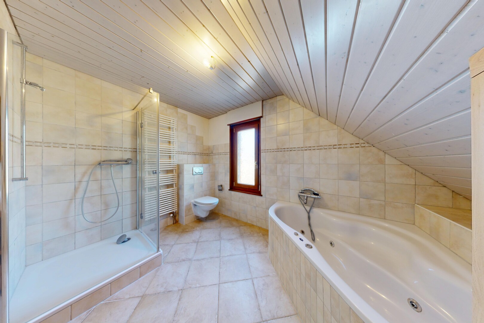salle de bains avec salle de bain complète, douche, mur en carrelage, tile wall, et chauffe-serviettes