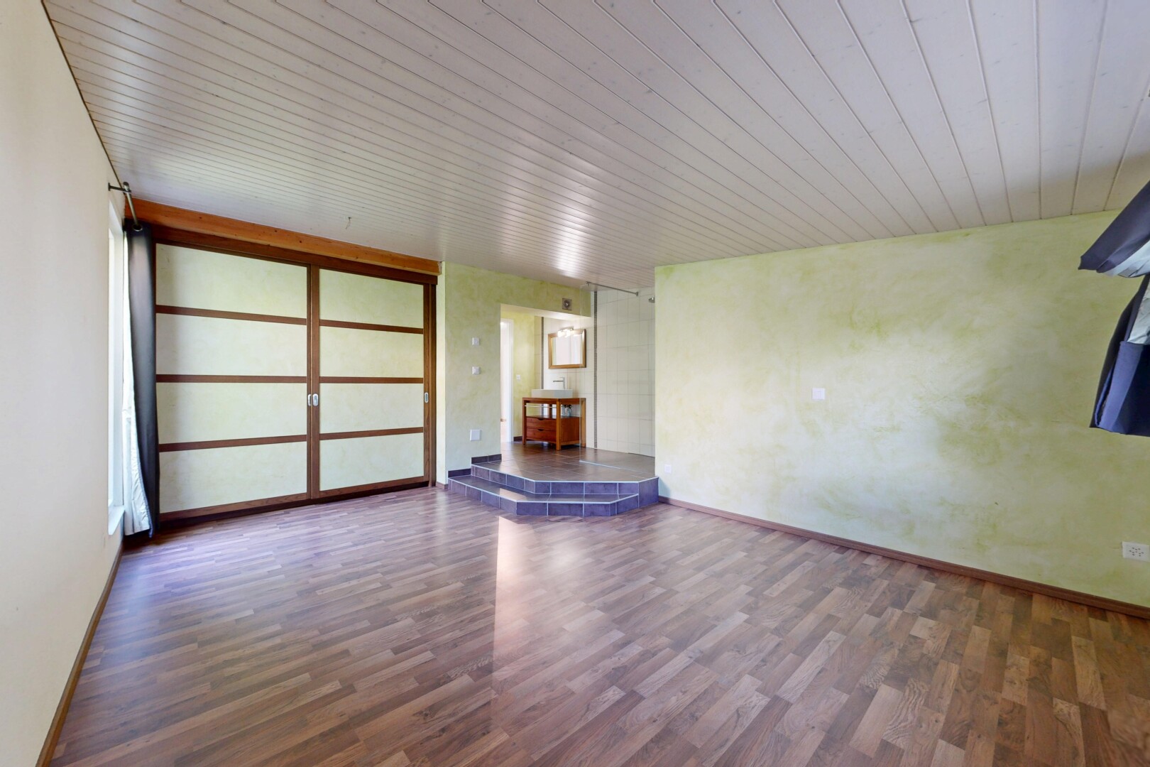 pièce vide avec sol en finition bois, wood finish floor, inside property, plafond en bois, et wood ceiling