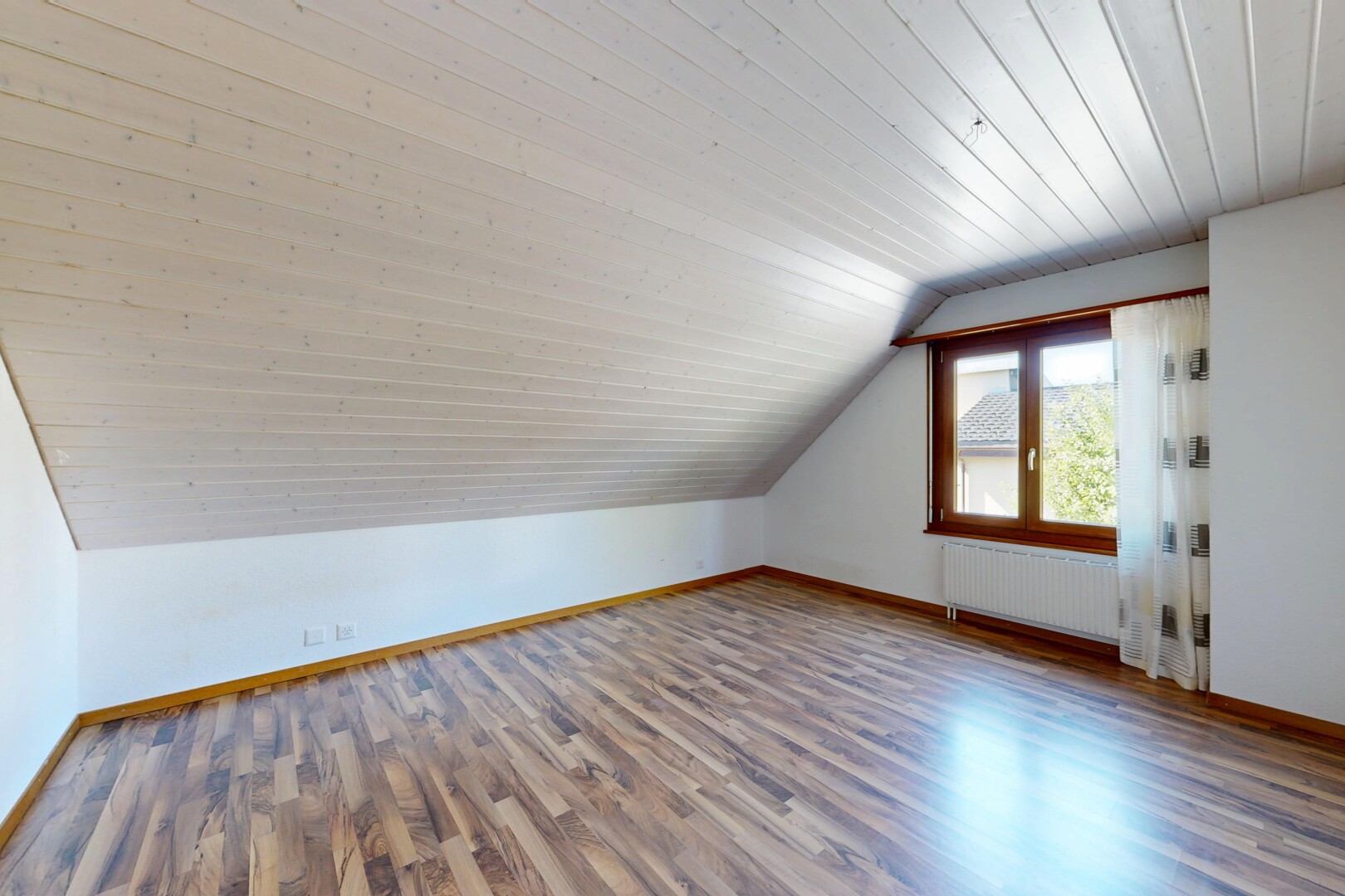 pièce vide avec plinthes murales, baseboards wall, sol en finition bois, wood finish floor, et inside property