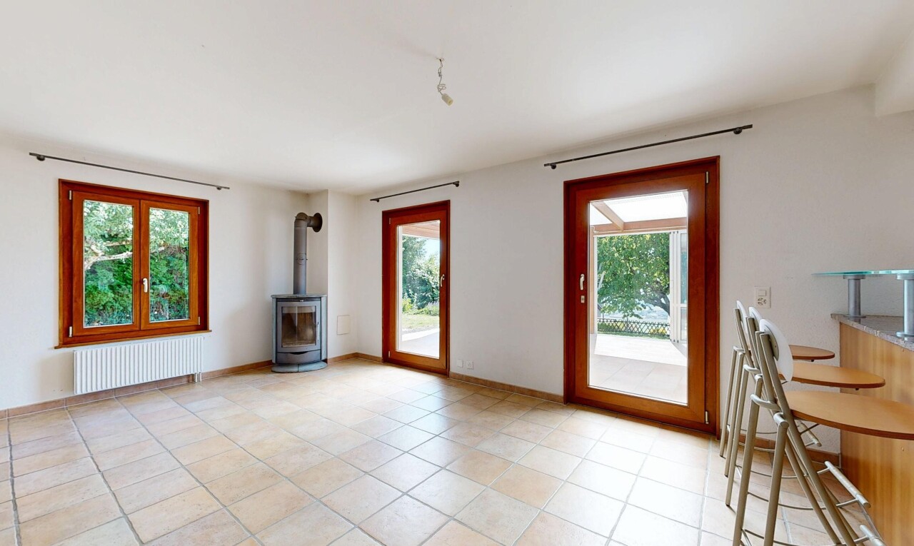 salon avec poêle à bois, radiateur, light floor, inside property, et cloison sèche