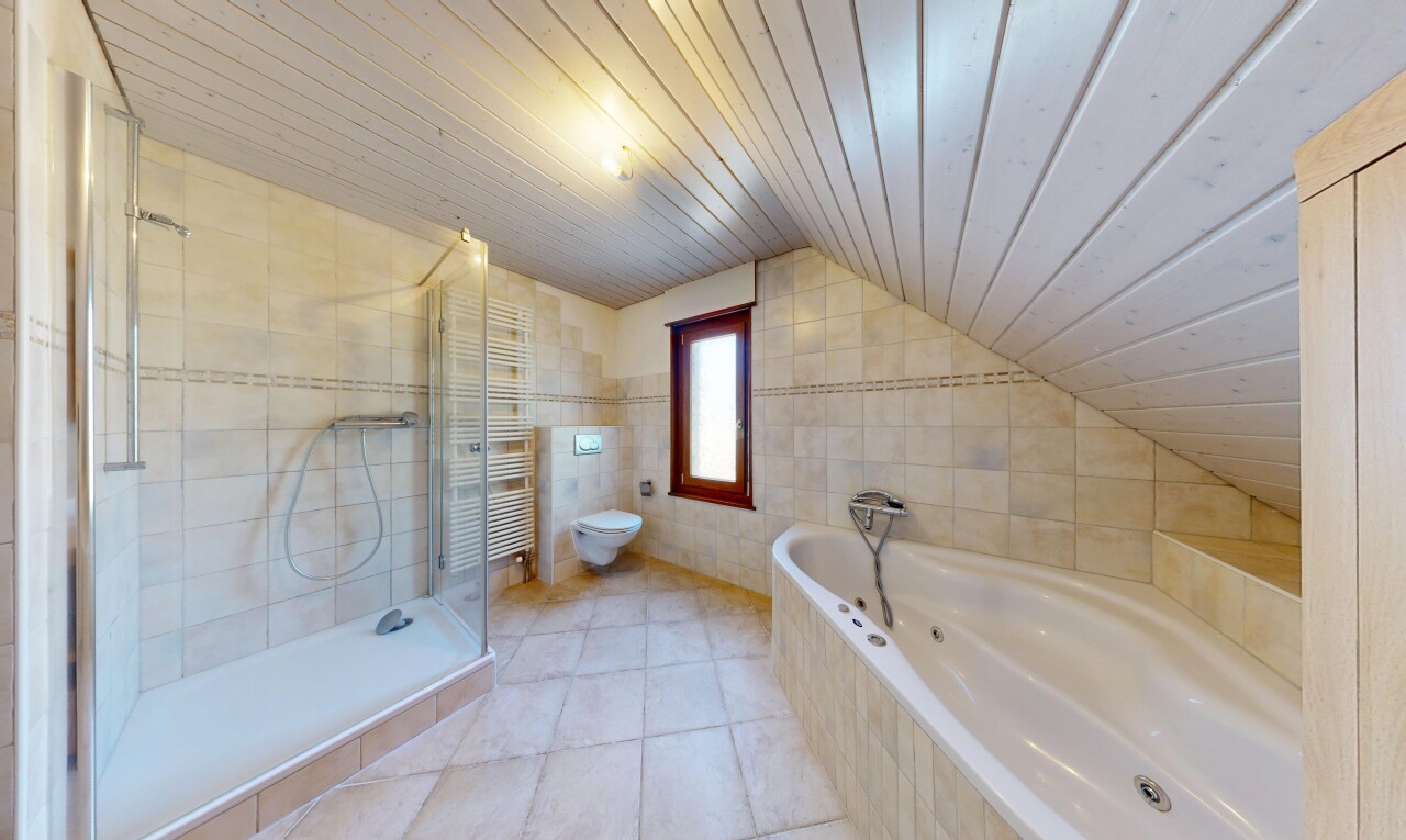 salle de bains avec salle de bain complète, douche, mur en carrelage, tile wall, et chauffe-serviettes