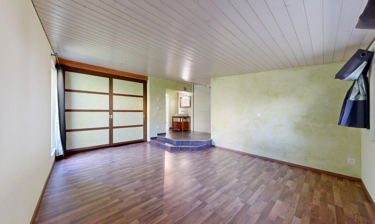 pièce vide avec sol en finition bois, wood finish floor, inside property, plafond en bois, et wood ceiling