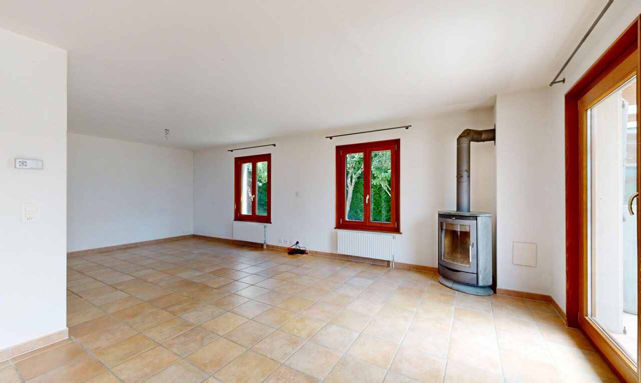 pièce vide avec poêle à bois, inside property, cloison sèche, drywall, et lumière naturelle