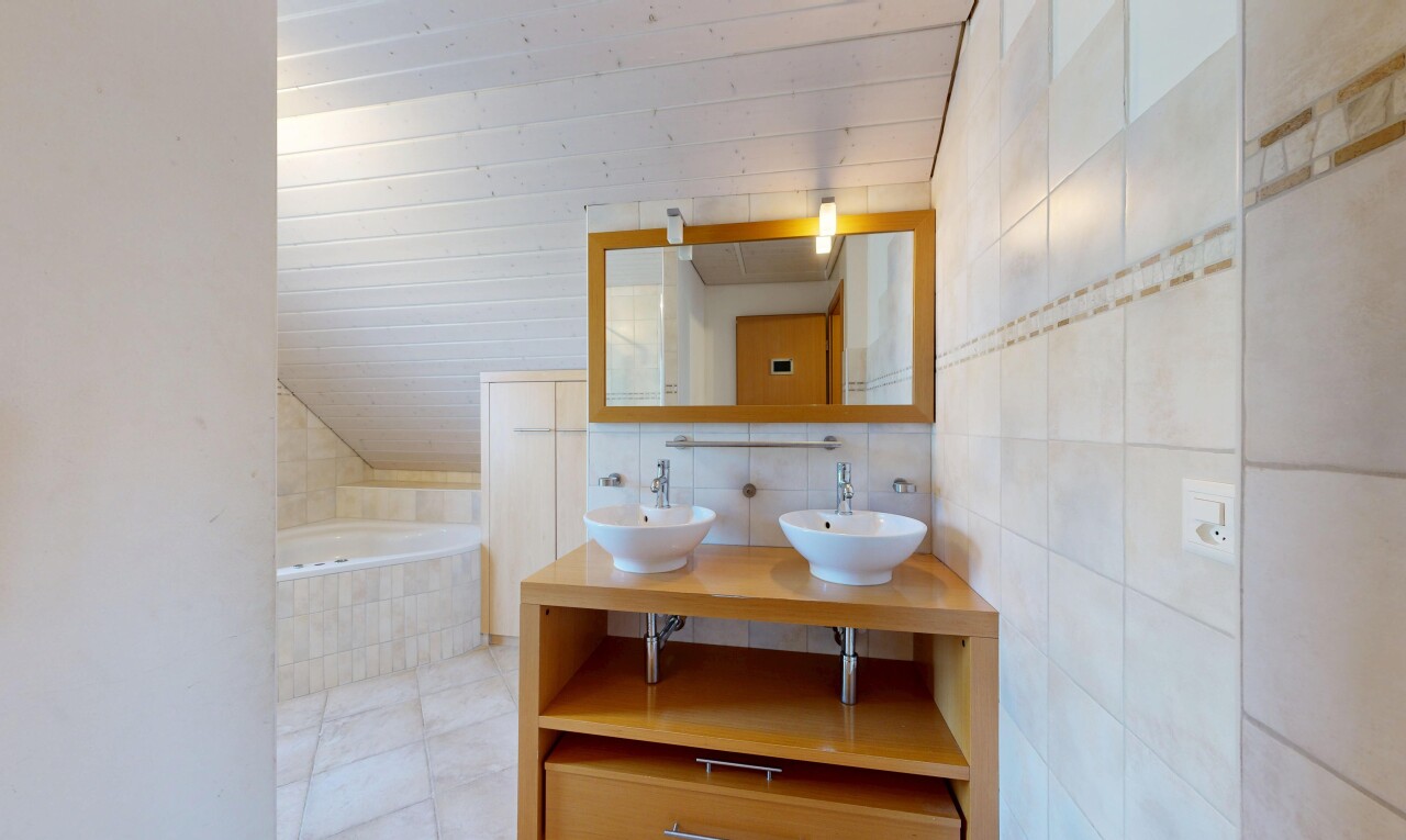 salle de bains avec double vasque, salle de bain complète, évier, bain, et tile wall