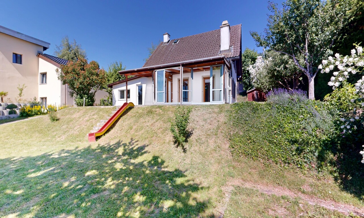 façade avec pelouse, cheminée, bardage en stuc, day time, et property visible