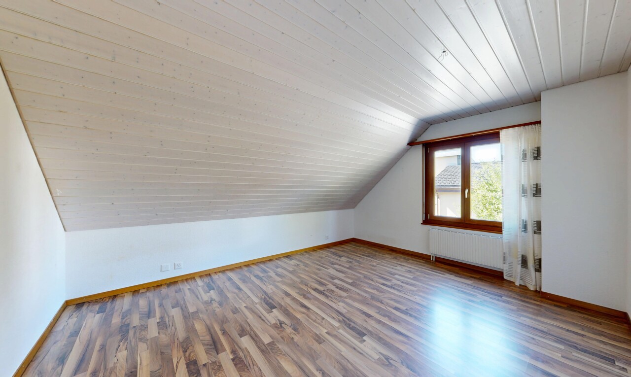 pièce vide avec plinthes murales, baseboards wall, sol en finition bois, wood finish floor, et inside property