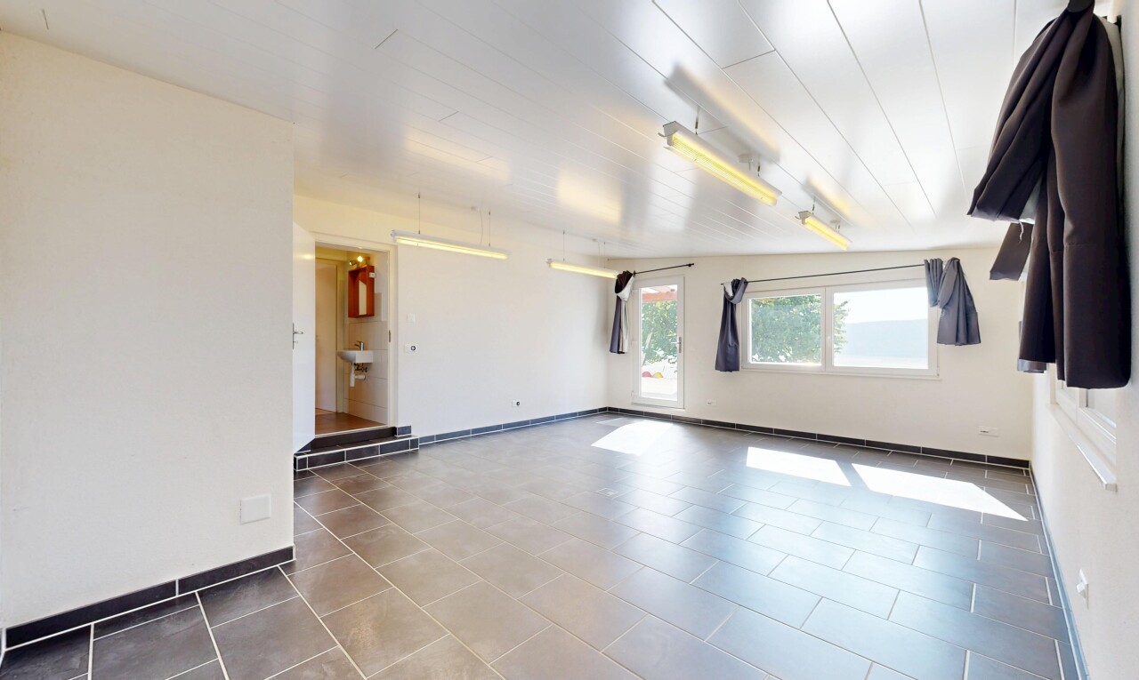 pièce vide avec inside property, cloison sèche, drywall, lumière naturelle, et natural light