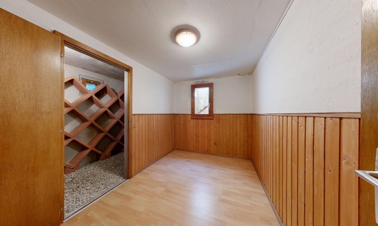 couloir avec inside property, sol en finition bois, wood finish floor, mur à lambris, et wainscot wall