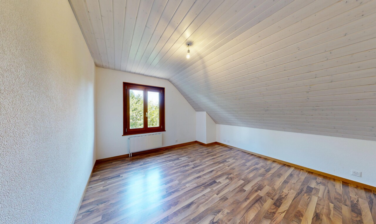 pièce vide avec sol en finition bois, wood finish floor, inside property, pièce supplémentaire, et plafond voûté