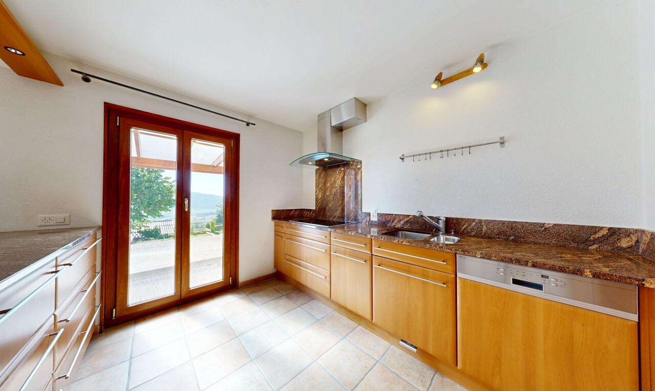 cuisine avec light floor, dark countertops, lumière naturelle, natural light, et évier