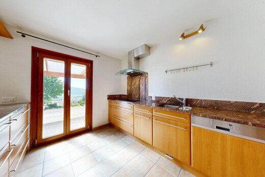cuisine avec light floor, dark countertops, lumière naturelle, natural light, et évier