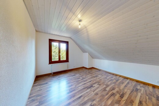 pièce vide avec sol en finition bois, wood finish floor, inside property, pièce supplémentaire, et plafond voûté