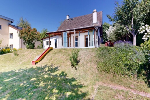 façade avec pelouse, cheminée, bardage en stuc, day time, et property visible