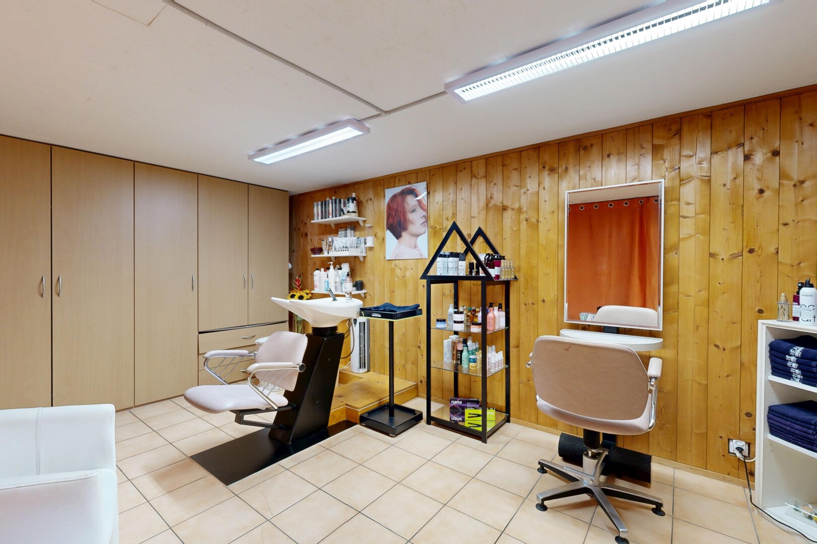 bureau avec light floor, inside property, mur en bois, wood wall, et espace bureau