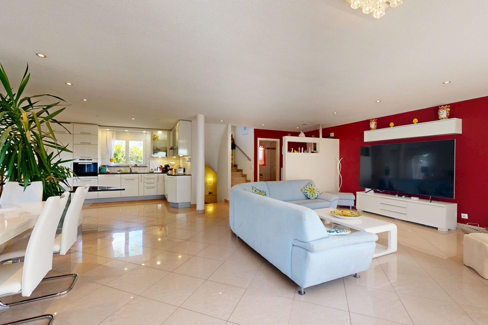 salon / salle à manger avec escaliers, cloison sèche, drywall, inside property, et télévision