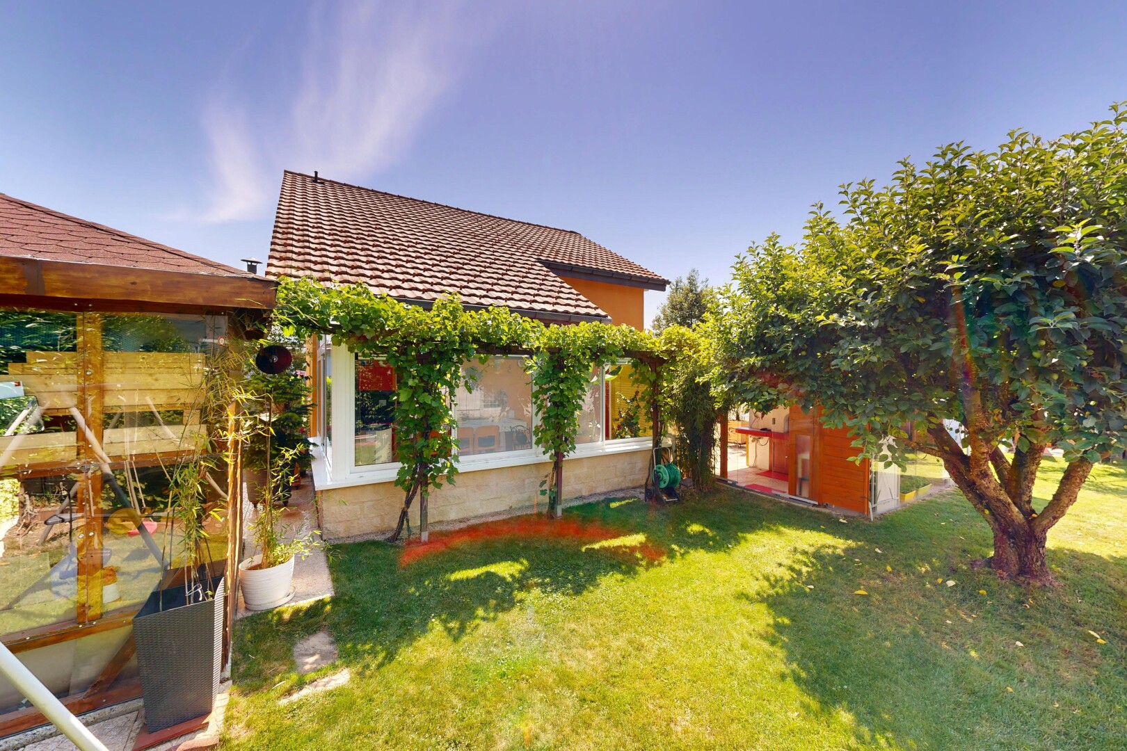 jardin avec pelouse, from property, et day time