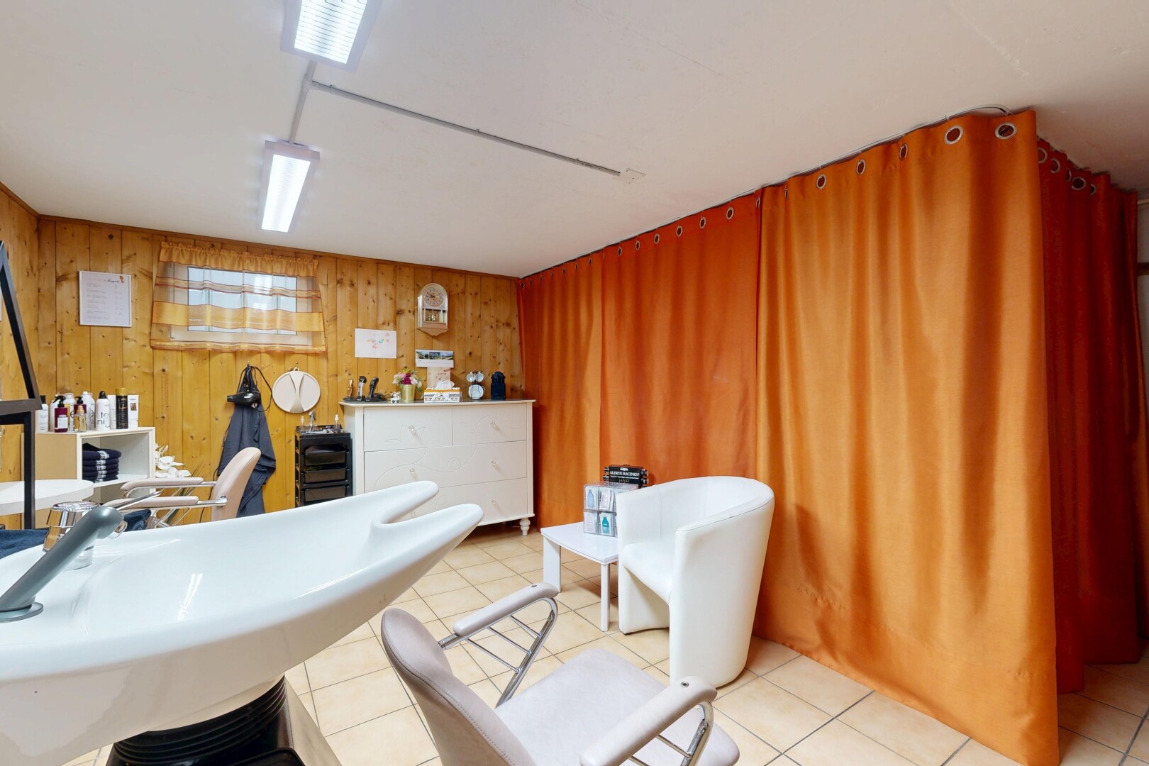 salle de bains avec inside property, mur en bois, wood wall, light floor, et sol en carrelage