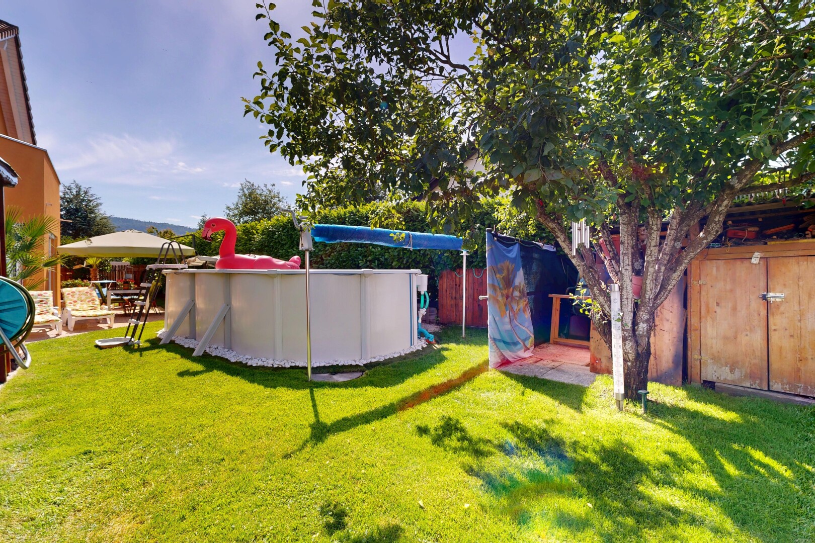 jardin avec from property, piscine, pelouse, et clôture