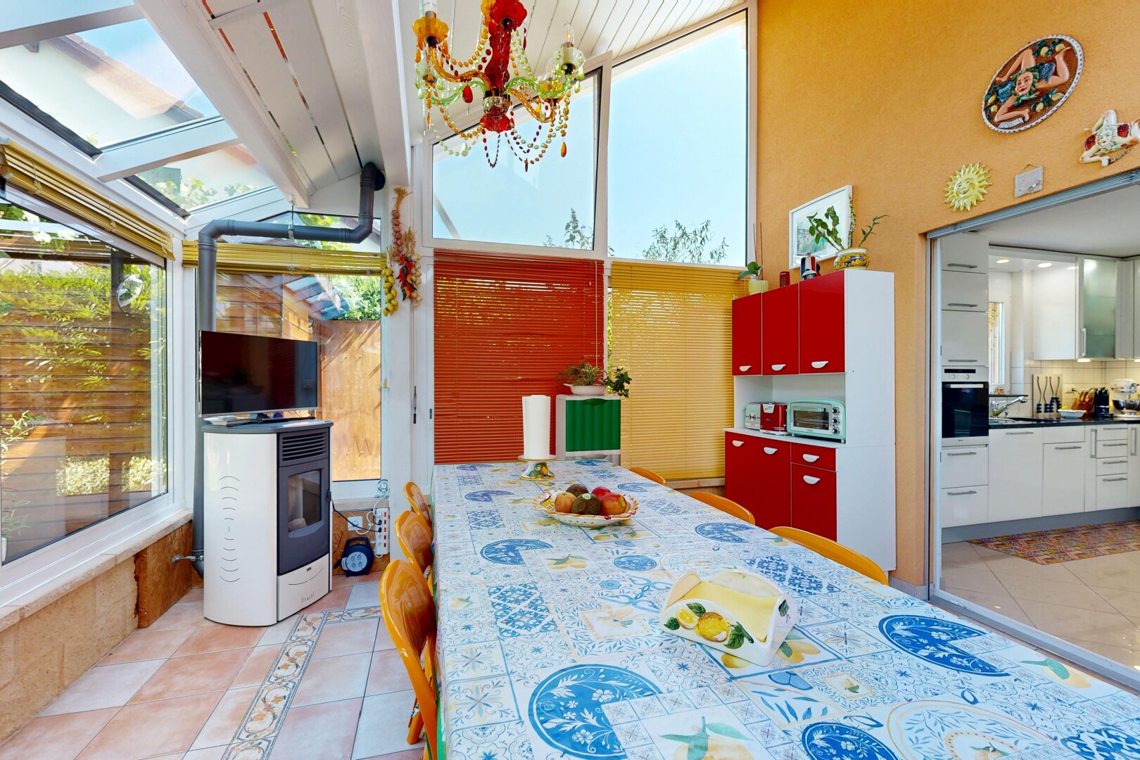 salle à manger avec sol en carrelage, tile floor, light floor, lumière naturelle, et natural light