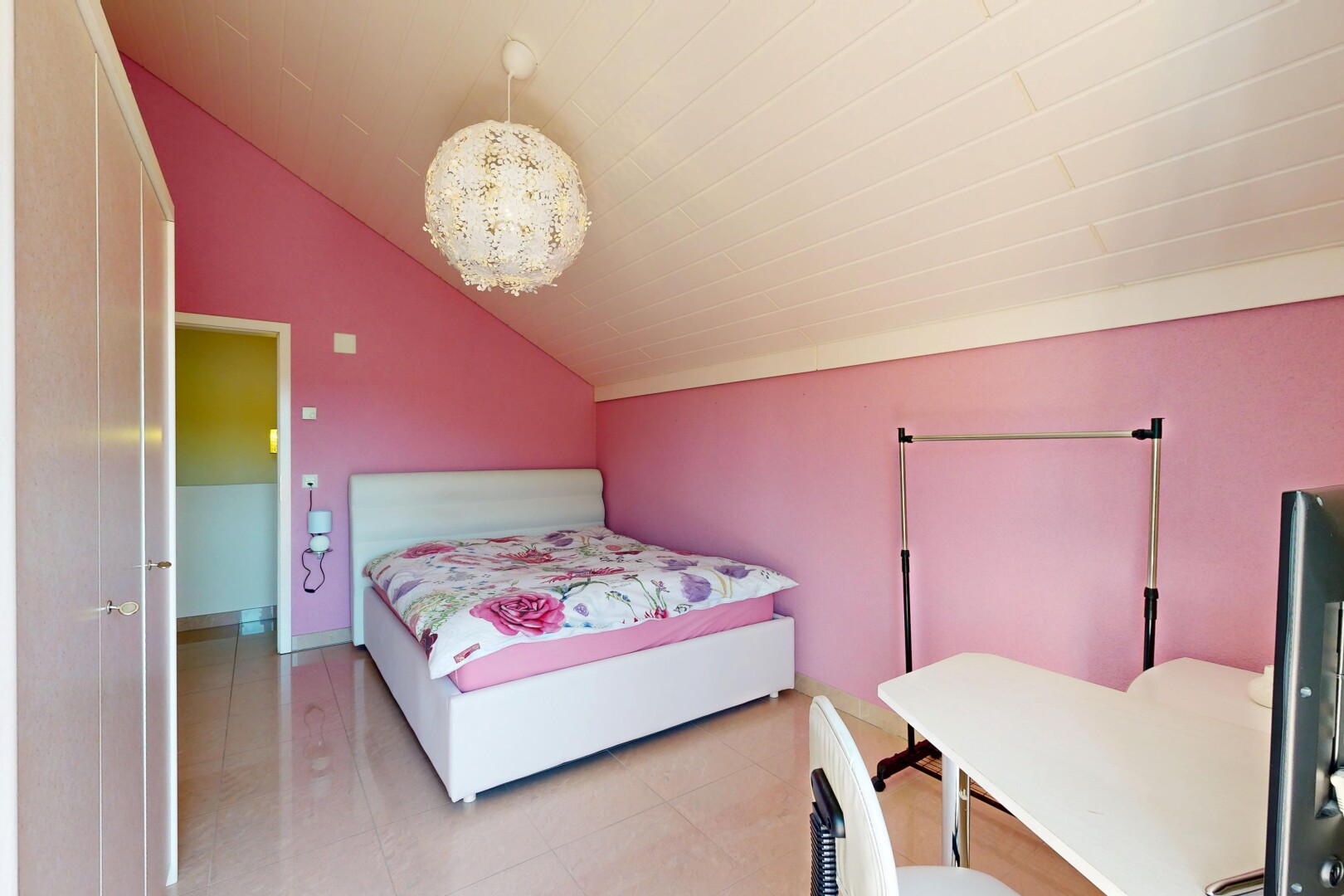chambre avec plafond voûté, vaulted ceiling, inside property, cloison sèche, et drywall