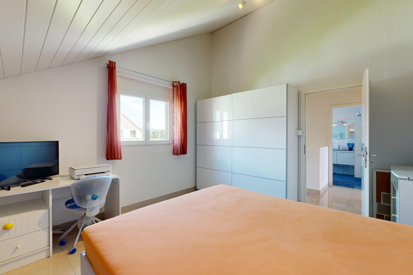 chambre avec light floor, lumière naturelle, natural light, espace bureau, et télévision