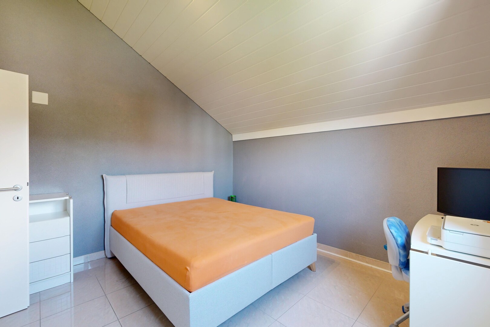 chambre avec inside property, plafond voûté, vaulted ceiling, cloison sèche, et drywall