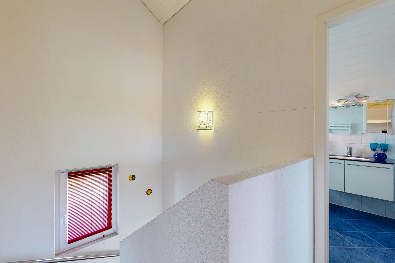 pièce vide avec inside property et dark floor