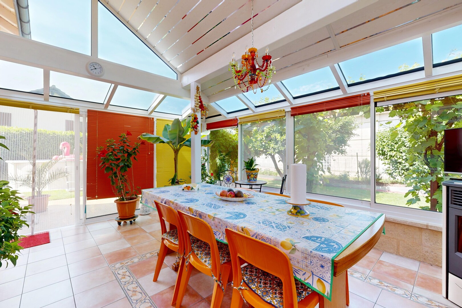 salle à manger avec sol en carrelage, tile floor, véranda, lumière naturelle, et natural light