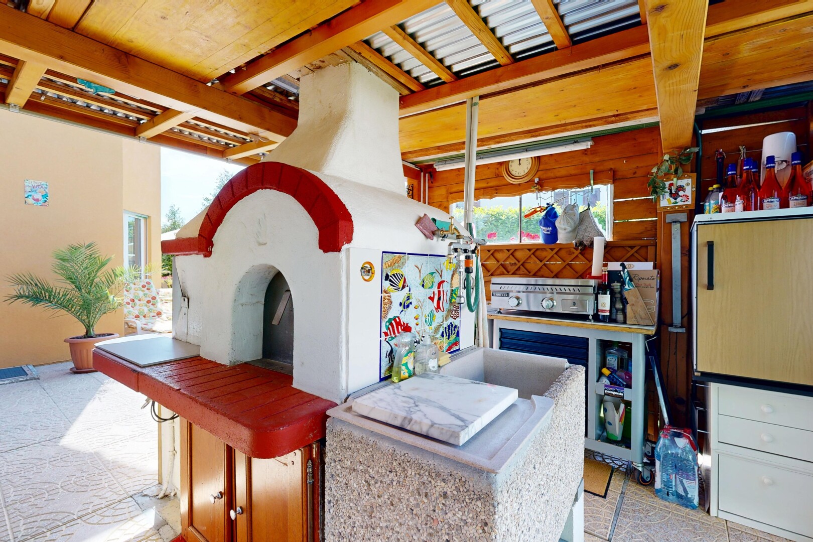 terrasse avec station de lavage pour chiens, inside property, et terrasse