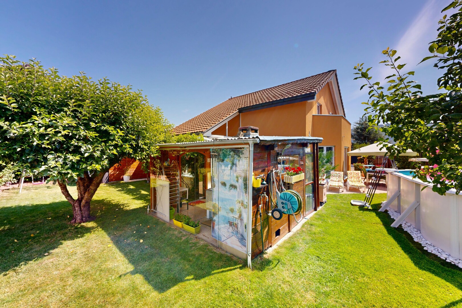 façade avec pelouse, structure extérieure, from property, day time, et bardage en stuc