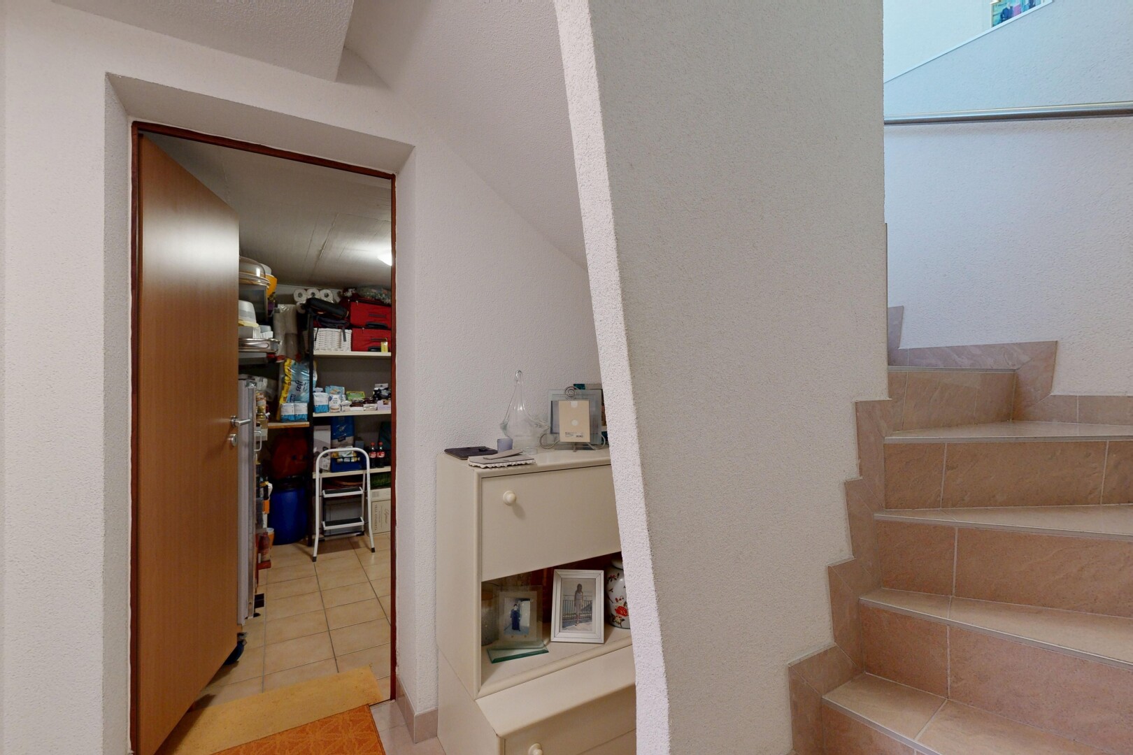 escaliers avec inside property, escaliers, sol en carrelage, et tile floor