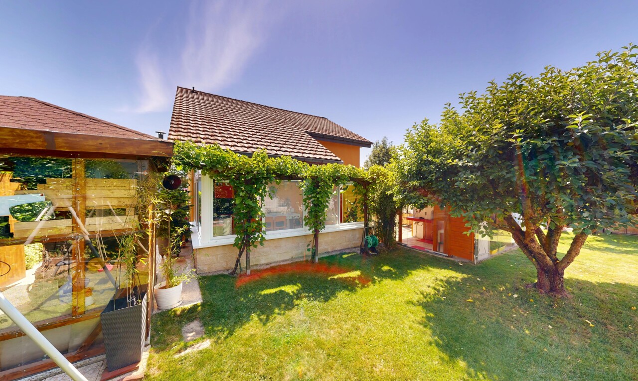 jardin avec pelouse, from property, et day time
