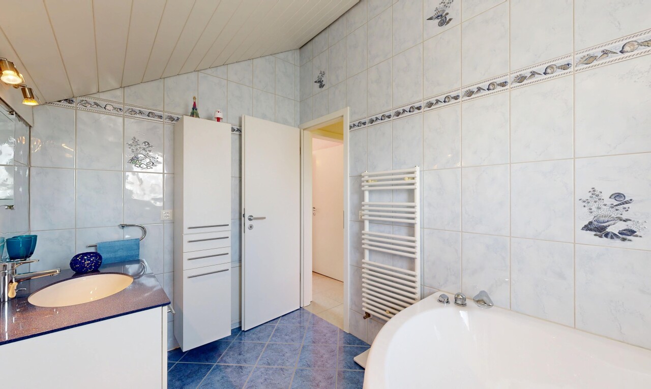 salle de bains avec mur en carrelage, tile wall, bain, salle de bain complète, et lavabo (ou coiffeuse selon le contexte)