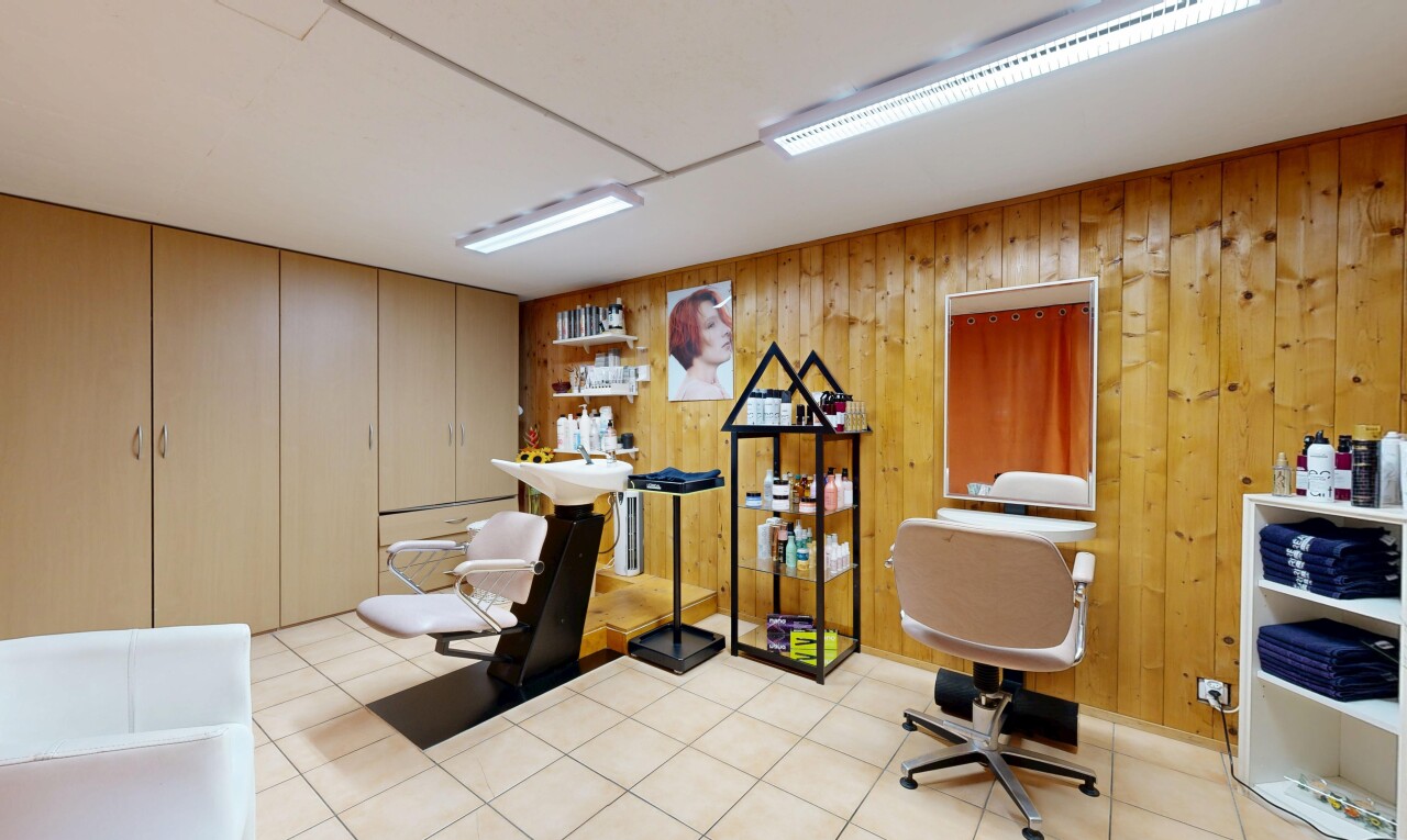 bureau avec light floor, inside property, mur en bois, wood wall, et espace bureau