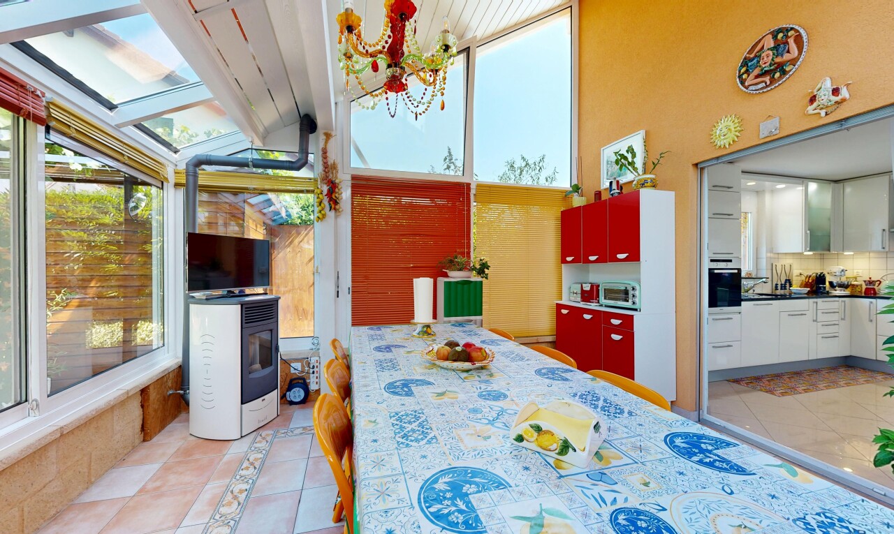 salle à manger avec sol en carrelage, tile floor, light floor, lumière naturelle, et natural light