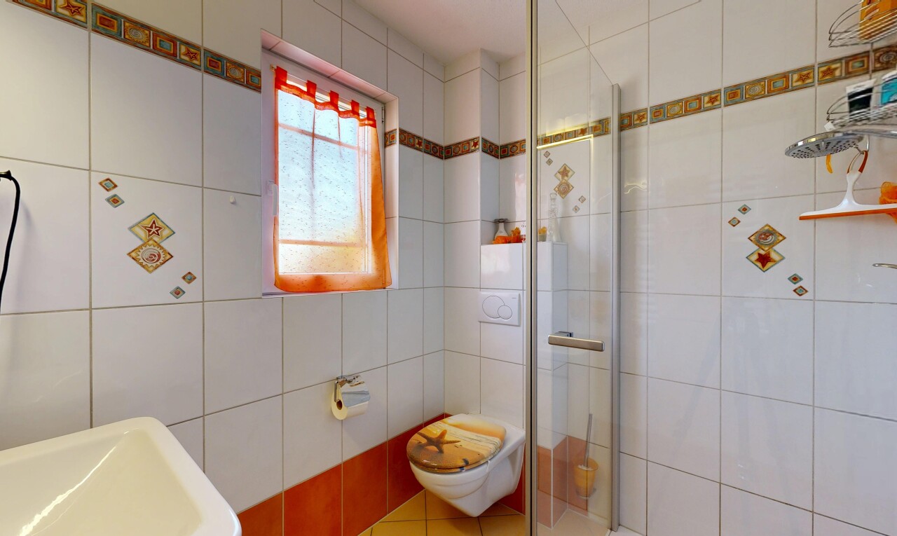 salle de bains avec douche, mur en carrelage, tile wall, salle de bain complète, et lumière naturelle
