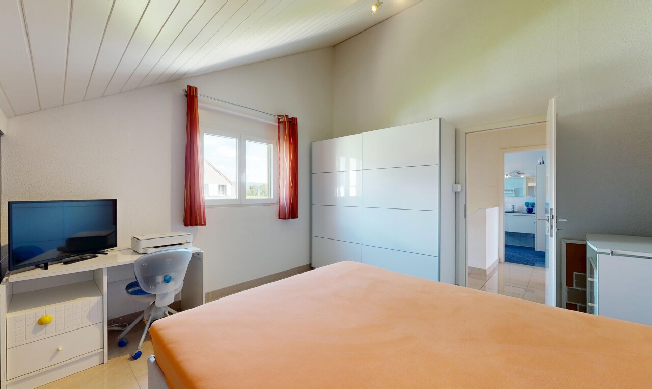 chambre avec light floor, lumière naturelle, natural light, espace bureau, et télévision