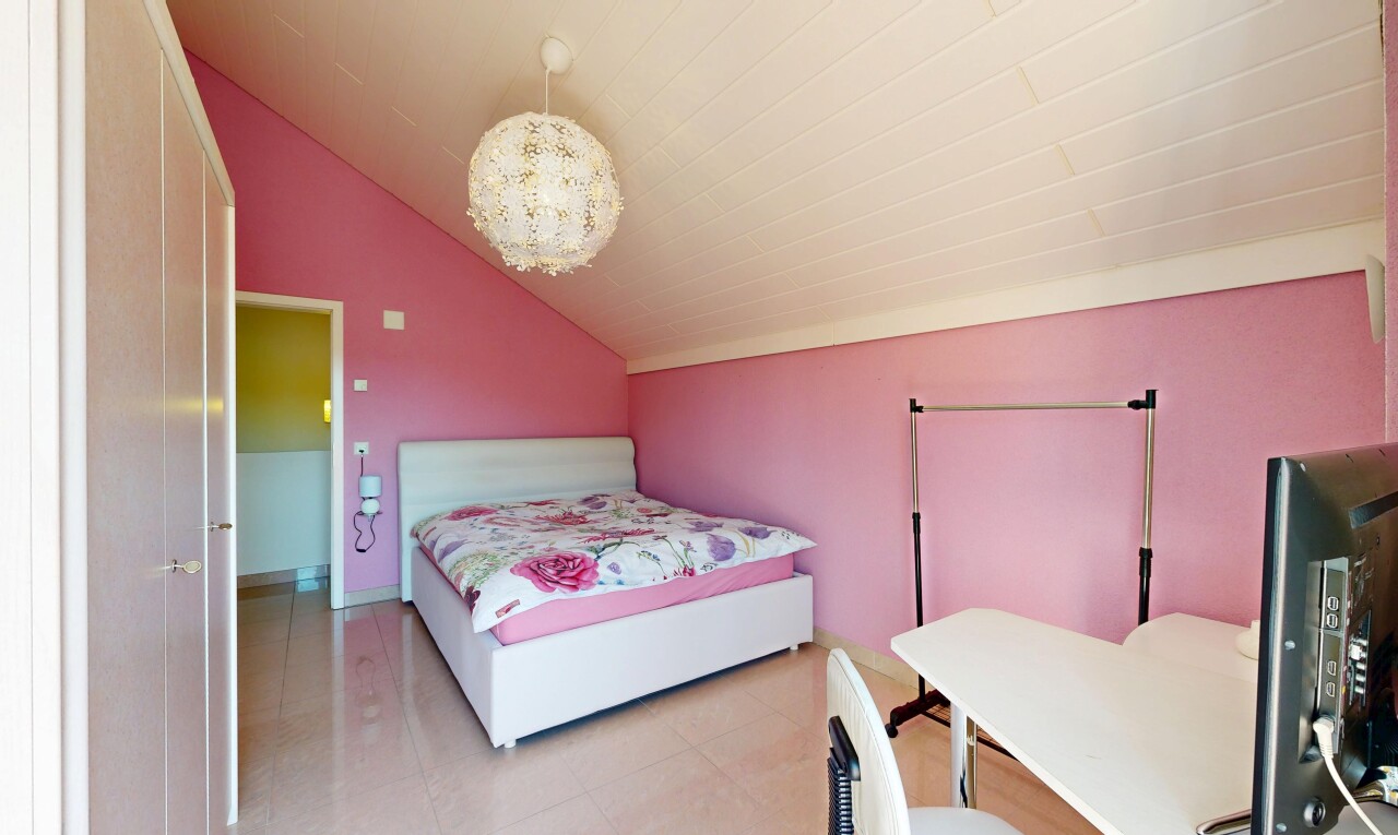 chambre avec plafond voûté, vaulted ceiling, inside property, cloison sèche, et drywall