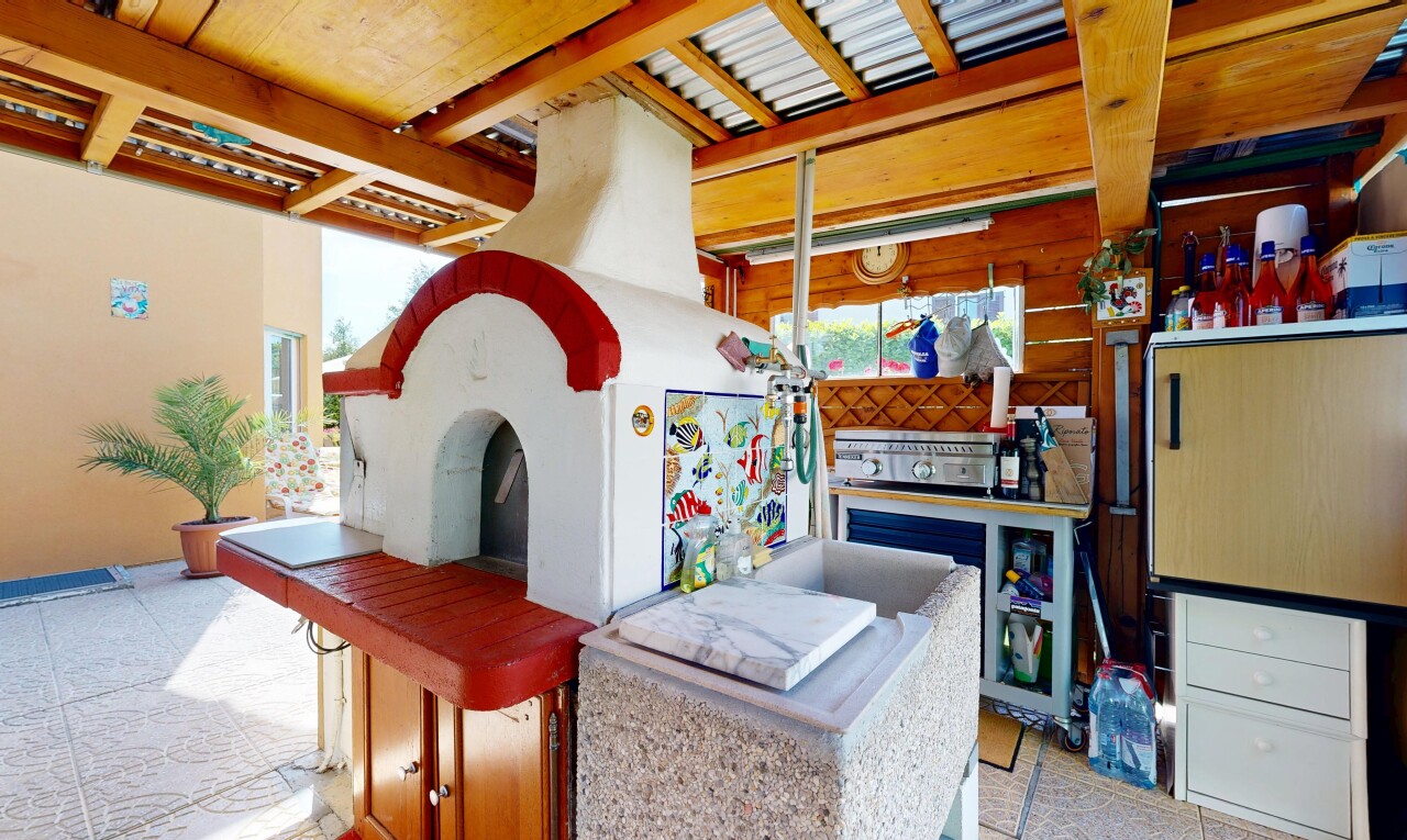 terrasse avec station de lavage pour chiens, inside property, et terrasse