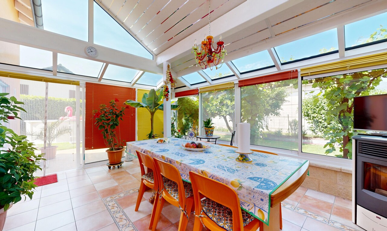 salle à manger avec sol en carrelage, tile floor, véranda, lumière naturelle, et natural light