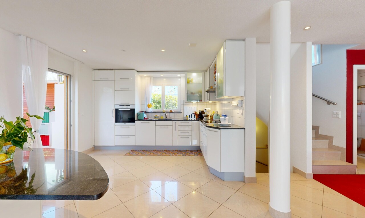 cuisine avec armoires blanches, white cabinets, dark countertops, four, et light floor