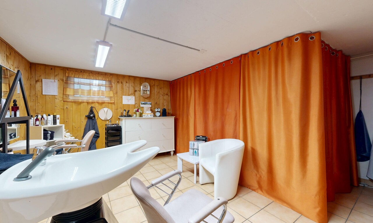salle de bains avec inside property, mur en bois, wood wall, light floor, et sol en carrelage