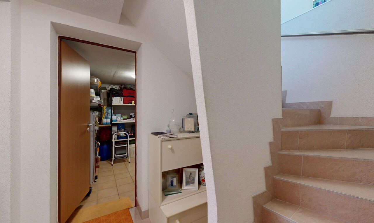escaliers avec inside property, escaliers, sol en carrelage, et tile floor