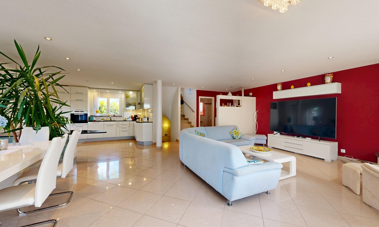 salon / salle à manger avec escaliers, cloison sèche, drywall, inside property, et télévision