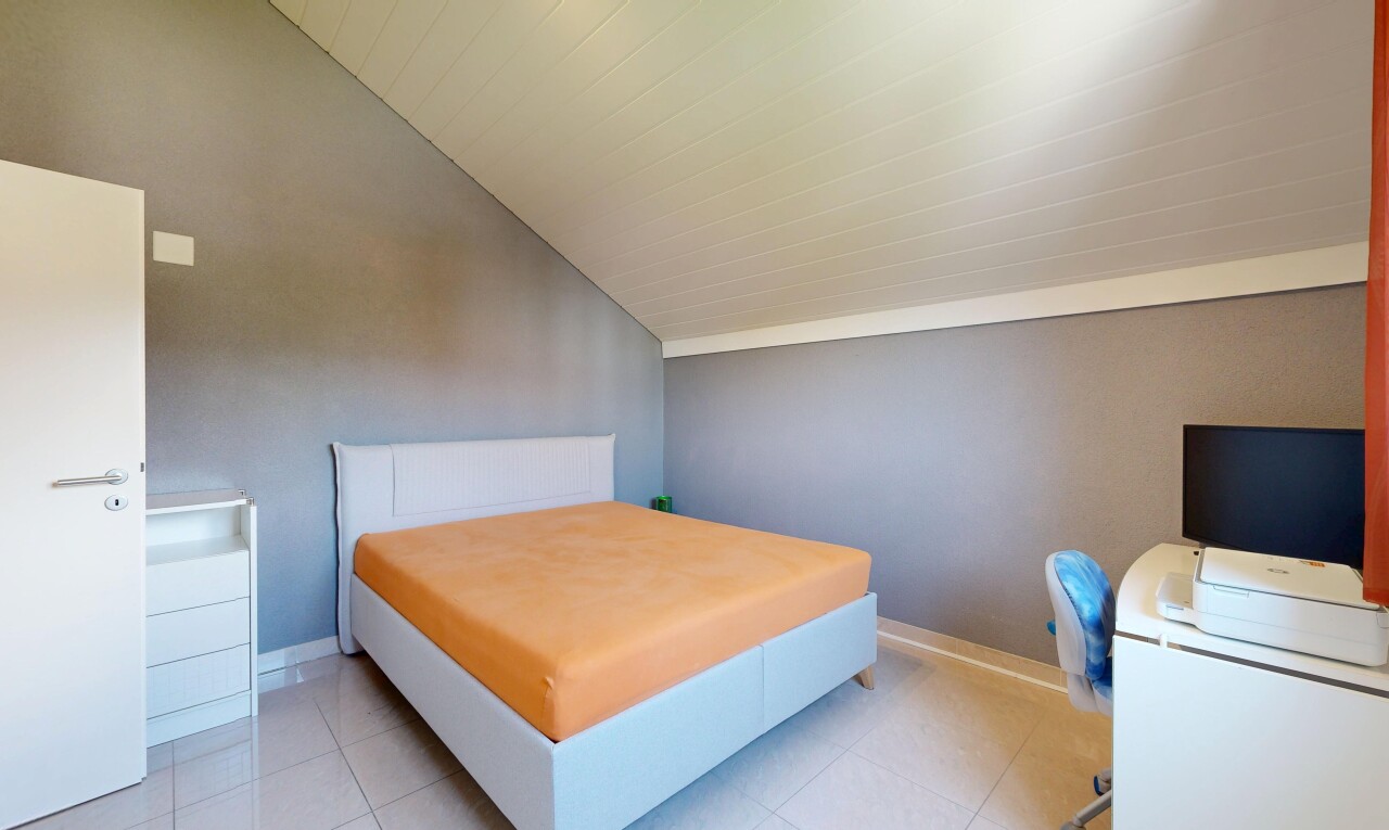 chambre avec inside property, plafond voûté, vaulted ceiling, cloison sèche, et drywall