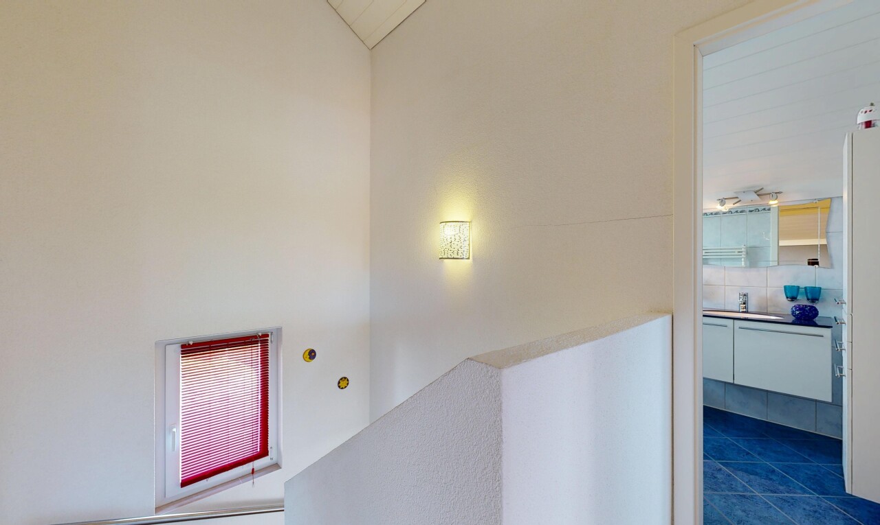 pièce vide avec inside property et dark floor