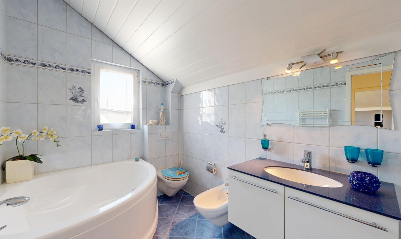 salle de bains avec mur en carrelage, tile wall, lavabo (ou coiffeuse selon le contexte), bain, et salle de bain complète